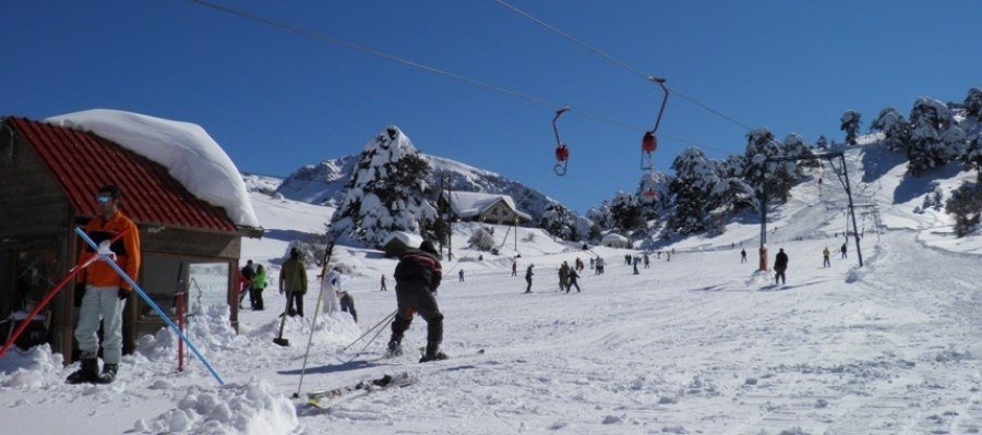 Σκιέρ και αναβατήρας στο Αθλητικό Χιονοδρομικό Κέντρο Ζήρειας